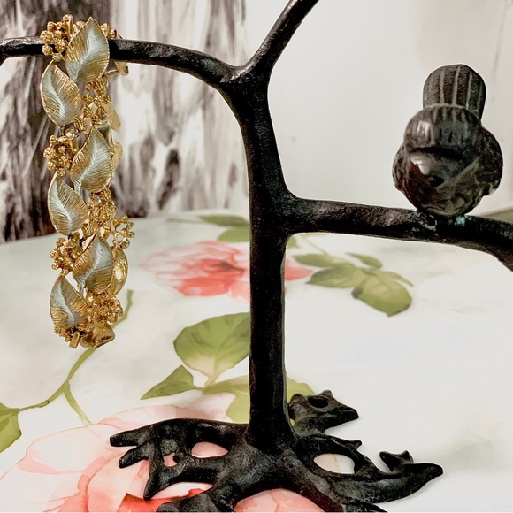 VINTAGE LEAF AND BERRY CLUSTER BRACELET IN GOLD TONE - Picture 15 of 16